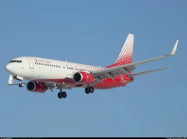 Рейс Пермь Сочи попал под удар молнии Вчера утром в лайнер Boeing 737 авиакомпании Россия осуществлявший рейс из Перми в Сочи попала молния Это произошло в семь утра в районе аэродрома Сочи сообщает telegram канал Авиаторщина На скорости 330 км ч при заходе на посадку в процессе выпуска механизации крыла экипаж зафиксировал яркую вспышку молнии в непосредственной близости от воздушного судна Командир судна доложил что после проверки работы двигателей и отсутствия сбоев в бортовых системах принято решение продолжить снижение При постполетном осмотре были обнаружены шесть сквозных отверстий в обшивке фюзеляжа следы воздействия электричества на носовом обтекателе метеолокатора и антенне диапазона VHF Самолет отстранен от полетов до окончания внепланового ремонта написали в соцсетях Также от разрядов молнии пострадали самолёты летевшие из Москвы Челябинска и Ташкента Фото telegram канал Авиаторщина Подписаться в Max rbc perm