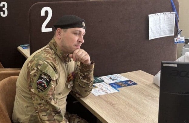 Более 350 участников СВО прошли собеседование по кадровой программе «Герои Дона» В Ростовской области программа «Герои Дона» ориентированная на действующих и бывших участников СВО, завершает этап отбора. Более 370 кандидатов прошли собеседования. До 1 июля общественный совет утвердит окончательный список участников. Об этом сообщает портал правительства донского региона. Программа профессиональной подготовки начнется в сентябре и продлится год. Обучение будет проходить на площадке Центра развития компетенций государственных и муниципальных служащих Ростовской области, созданного в Южно-Российском институте управления – филиале РАНХиГС. «Основная цель проекта «Герои Дона» - дальнейшее трудоустройство участников специальной военной операции. Благодаря программе стажировок и наставничества они получат необходимые практические управленческие навыки и компетенции», – отметил министр региональной политики и массовых коммуникаций Ростовской области Александр Никиточкин. Образовательные модули посвятят развитию управленческих навыков, включая технологии принятия решений, руководство коллективами, постановку целей, работу с большими данными и массовые коммуникации. Как подчеркнул врио губернатора Ростовской области Юрий Слюсарь в своем телеграм-канале, кадровая программа «Герои Дона» - это региональный аналог президентской инициативы «Время героев», нацеленный на содействие в трудоустройстве участникам и ветеранам СВО в системе государственного и муниципального управления. Южная служба новостей