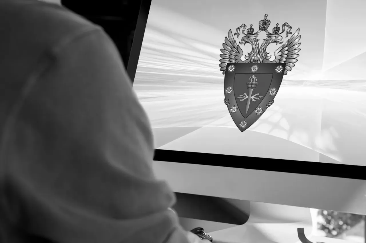 ФСТЭК будет проводить проверки безопасности КИИ Федеральная служба по техническому и экспортному контролю ФСТЭК должна будет разработать методику оценки уровня защищенности КИИ и проводить мониторинг показателей не реже раза в полгода это указано в проекте постановления правительства Для мониторинга будет применяться трехуровневая система отчетности   первый уровень текущего состояния защищенности самой компании   второй уровень защищенности объектов в отрасли   третий уровень защищенности объектов на уровне региона Результаты мониторинга должны направляться в Совет безопасности председателем которого является глава государства СофтТех в Telegram в MAX
