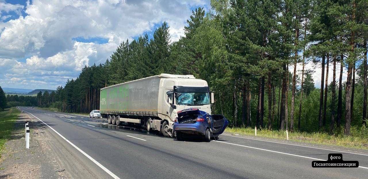 Три человека, в том числе ребенок, погибли в ДТП с участием двух большегрузов в Иркутской области, сообщает ГАИ
