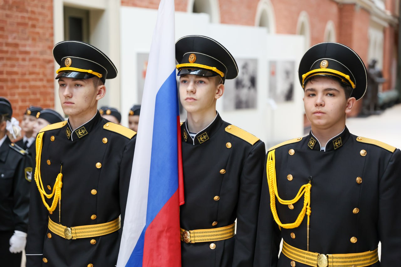 В Северной столице приняли в кадеты учеников школы № 557 Невского района. Торжественная церемония прошла в Центральном военно-морском музее. Юных петербуржцев поздравил депутат фракции «Единой России» в региональном парламенте Константин Чебыкин.   «Хочу пожелать ребятам всего самого доброго: и, так как классы морские, семь футов под килем во всех их начинаниях. Сегодня кадеты, которых у нас в городе более 7400, являются одним из лучших воплощений патриотического воспитания молодёжи»,  — сказал единоросс. Он напомнил, что Петербург является столицей кадетского образования.  17 февраля в России отмечается День кадета, дата которого приурочена к истории создания первой школы для специального обучения детей. В этот день в 1732 году российская императрица Анна Иоанновна утвердила представленный генерал-фельдмаршалом Минихом план устройства «Корпуса кадетов дворянских детей» в Санкт-Петербурге. Именно с этого времени и принято вести историю кадетских корпусов в нашей стране.