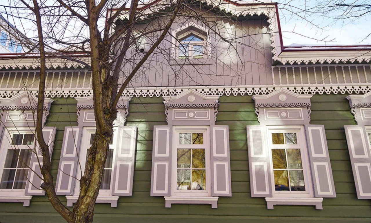 Миллионы за разрушение дома-памятника Суд в Иркутске взыскал 5,7 миллиона рублей с собственника участка на улице Карла Маркса за разрушение соседней усадьбы Егорова. Это случилось из-за того, что рядом с домом-памятником вырыли глубокий котлован, что вызвало просадки почвы, общий наклон здания и разрушение конструктивных элементов, включая кирпичную стену, служащую частью общей структуры усадьбы. Решение ответчики пытались оспорить, но облсуд встал на сторону истца. — сайт бутик-отеля «Усадьба Егорова» / usadba-egorova.ru