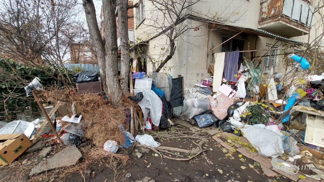 В адрес администрации поступило обращение жительницы города о том, что на придомовой территории многоквартирного дома по ул.Черняховского,26/3, осуществляется складирование бытового мусора и различного хлама.   Нарушение чистоты и порядка в местах общего пользования, в подъездах, кабинах лифтов, на лестничных клетках, в других местах, если такие правонарушения посягают на здоровье граждан, среду обитания, могут квалифицироваться как нарушения санитарно-эпидемиологических требований к эксплуатации жилых и общественных помещений, зданий и сооружений.  Сотрудниками УКГХ АМС г.Владикавказа в отношении лица, допустившего образования стихийной свалки, составлен протокол об административной правонарушении, влекущий наложение штрафа в размере от одной до трех тысяч рублей. Кроме того, проведена разъяснительная работа о недопустимости захламления территории общего пользования и приведения придомовой территории в первоначальный вид.