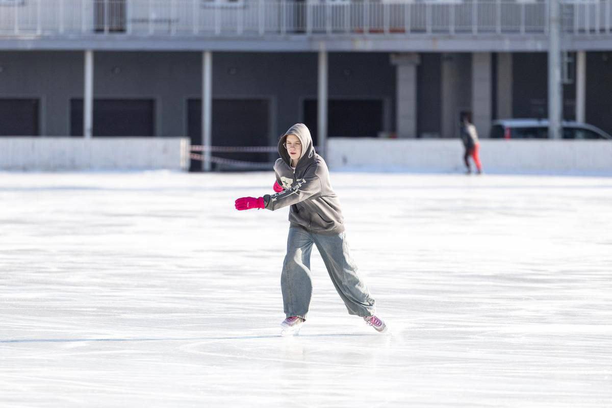 Из за неблагоприятных погодных условий сегодня во Владивостоке не будут работать каток на центральной площади ледовые площадки на стадионе Авангард в парке имени С Лазо и в Минном городке Кроме того приостанавливает работу и Русская лыжня