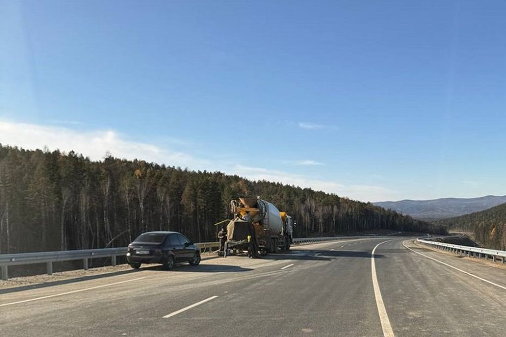 Транспортный обход Усолья откроют 31 октября   Транспортный обход Усолья-Сибирского и посёлка Тельма уже практически готов. Его запустят в эксплуатацию 31 октября, сообщила 20 октября пресс-служба Упрдор «Прибайкалье».   Новый участок трассы «Сибирь имеет длину 42 километра, содержит пять мостов и шесть транспортных развязок, три из которых — разноуровневые. На дороге — по две полосы для движения в каждую стороны. В настоящее время завершается монтаж линий освещения и установка дорожных ограждений и знаков.   #иркутск