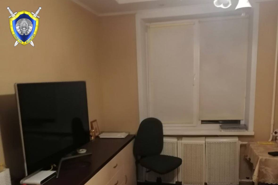 В Смолевичском районе ребенок выпал из окна пятого этажа — СК По данным следствия, 10 мая в деревне Заречье пятилетний мальчик выпал из окна квартиры, расположенной на пятом этаже. Ребенок с тяжелыми травмами доставлен в больницу, где врачи борются за его жизнь. Следователи установили, что в тот день мальчик находился под присмотром бабушки. По предварительным данным, женщина отлучилась из дома на несколько минут, оставив внука одного в квартире. Известно, что родители ребенка не занимаются его воспитанием и злоупотребляют спиртными напитками. С трехмесячного возраста за мальчиком присматривает бабушка.