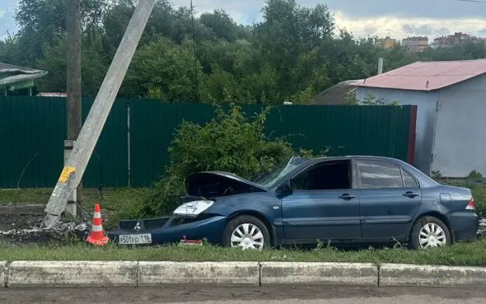 Серьезная авария произошла в Саранке вечером 2 июля. Примерно в 17:00 в частном секторе на улице Советской в опору ЛЭП влетел «Мицубиси Лансер», которым управляла 49-летняя женщина.  По версии ГАИ Мордовии, водитель не справилась с управлением, так как не выбрала безопасный скоростной режим. В итоге иномарка съехала в кювет и врезалась в железобетонный столб, который от удара завалился на бок.  Горожанку с места ДТП доставили в больницу. Серьезных травм она не получила, медики отпустили её домой. На виновницу аварии составили протокол по статье о повреждении дорожных сооружений.