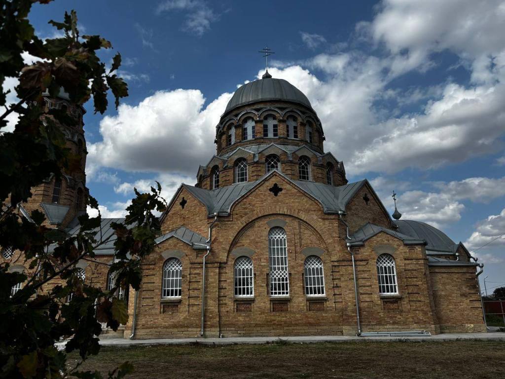 Храм святителя Николая Чудотворца восстанавливают в станице Новоосетинская Моздокского района Свято Никольский храм считается одной из достопримечательностей храмового строительства Северной Осетии Он был возведен в 1918 году в традициях византийской архитектуры в казачьей станице Новоосетинской С приходом советской власти церковь была закрыта и частично разрушена В данный момент храм находится в процессе восстановления По размерам он больше чем ныне действующий храм в Моздоке сообщает пресс служба Владикавказской и Аланской епархии region15 ru