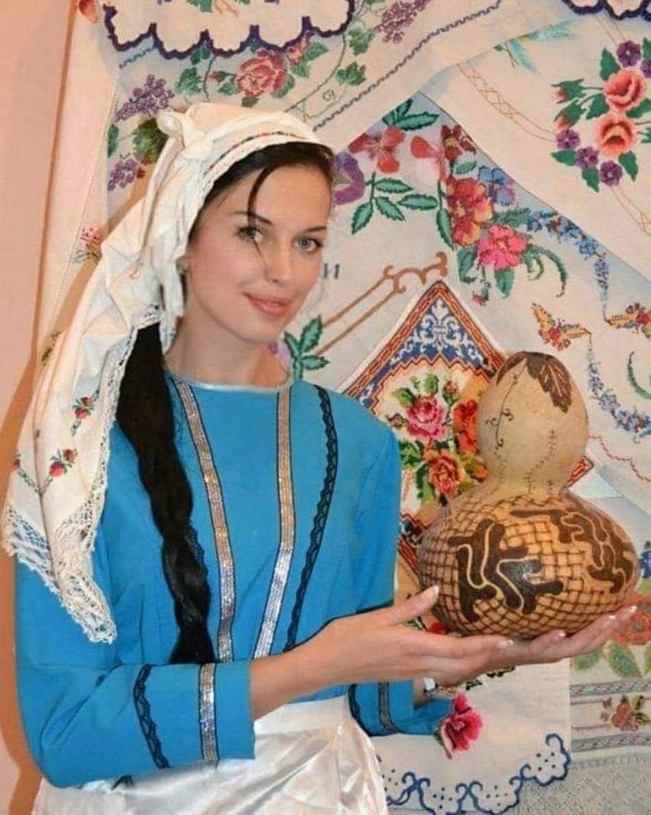 Kutlêêrım kasım gününnän hepsinizi Гагаузия сегодня с особым трепетом отмечает Касым народный праздник в день святого Дмитрия знаменующий поворот к зиме Для каждого гагауза этот день своеобразный рубеж по своей значимости не уступающий весеннему Хедерлезу Дню Святого Георгия 8 ноября время осмысления пройденного пути подведения итогов урожайного года и вознесения благодарности за щедрые дары земли Подготовка к Касыму дело святое к этому дню завершаются все полевые работы дворы и усадьбы сияют чистотой а в погребах томится молодое вино набирая силу и вкус Вечером собравшись всей семьей за праздничным столом мы как и наши предки благодарим Всевышнего за милость и щедрость к нам В старину когда овцы были главным богатством гагаузского народа в день Касыма совершалось жертвоприношение с мольбой о здоровье для домочадцев о защите скота от зимних невзгод и о благополучном дожитии до весны Этот праздник живая нить связывающая поколения пронизанная душевным теплом светлой радостью искренней благодарностью и уважением к традициям отцов От всего сердца поздравляю всех с этим светлым днем Пусть в ваших семьях царит согласие и любовь пусть дом ваш будет полон детского смеха и достатка Мира и добра каждому дому Alla siza kismet versin YasasinGagauzia