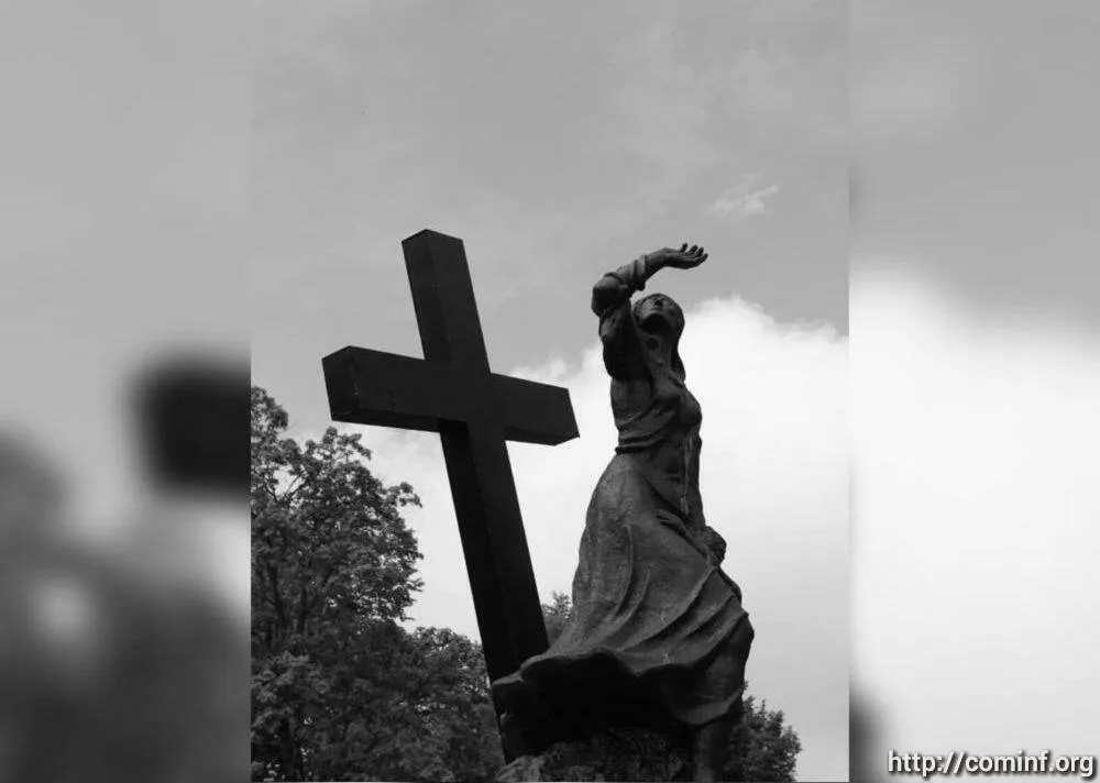 День памяти и скорби отмечают в Южной Осетии 20 мая У мемориала жертвам Зарской трагедии сегодня в 11 15 состоится траурный митинг и возложение цветов в память о жертвах геноцида 34 года назад В храме Пресвятой Богородицы пройдет панихида по погибшим в Зарской трагедии 20 мая 1992 года на дороге жизни соединяющей блокадный Цхинвал с Россией произошла трагедия разделившая историю республики на до и после 36 мирных жителей Южной Осетии были беспощадно расстреляны в их числе дети женщины старики Именно тогда 20 мая 1992 го года люди поняли что все они не взирая на статус и возраст могут быть убиты врагом только за то что живут здесь являясь осетинами Это была террористическая акция диверсия спланированная и совершенная нацистами хладнокровно выполненный заказ Безоружных людей убивали при попытке спастись как 11 летнего мальчика который успел отбежать вглубь леса где его догнали и бесчеловечно добили в упор Вопреки временам и нравам сломить осетин врагам оказалось не под силу На месте Зарской трагедии установлен монумент женщина закрывающая от пуль ребенка Прототипом мемориала стал выживший маленький мальчик Астемир которого после расстрела колонны нашли на полу машины и его погибшая мама закрывшая сына собой Боль от ужаса того дня когда кровь текла рекой от страданий родных потерявших своих детей родителей в наших сердцах будет жить всегда И каждый год в этот майский день непременно проливается дождь словно само небо оплакивает невинно убиенных ИА РЕС