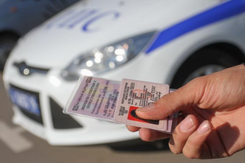 Камчатский сельчанин два года ездил по липовым правам Елизовский районный суд признал 44 летнего жителя Усть Большерецкого района виновным в использовании фальшивого документа сообщили РАИ КАМЧАТКА ИНФОРМ в краевой прокуратуре В июне автомобиль под управлением сельчанина остановили для проверки автоинспекторы Мужчина предъявил им права которые оказались поддельными Выяснилось что купил их он в 2023 году через Интернет за 45 тысяч рублей Сельчанин признан виновным по ч 3 ст 327 УК РФ использование заведомо поддельного удостоверения предоставляющего права Суд приговорил его к 6 месяцам ограничения свободы На этот срок покидать Усть Большерецкий округ а также менять место работы мужчина может только с согласия специализированного органа Читать на сайте