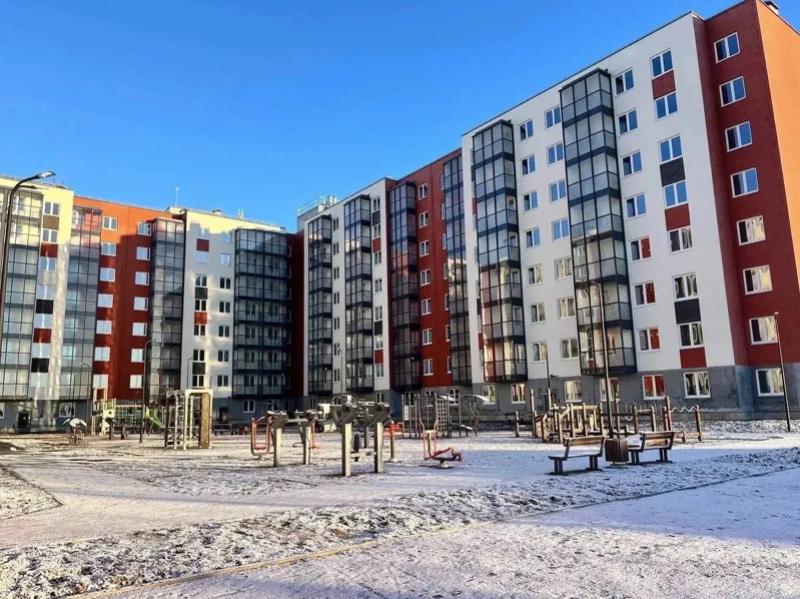 Губернатор Ленинградской области Александр Дрозденко сообщил о завершении регионом пятилетней программы расселения аварийного жилья по нацпроекту Инфраструктура для жизни Последний жилой дом был введен в Рощино В общей сложности за пять лет качественным жильем по программе были обеспечены почти 15 тысяч ленинградцев Для расселения 1047 аварийных бараков построили 34 новостройки Дома сдаются сразу готовыми для жизни с отделкой оборудованными кухнями и санузлами специально оснащенными для маломобильных жителей благоустроенным дворами и парковками подчеркнул глава региона  Александр Дрозденко добавил что программа по расселению жителей региона из аварийного жилья будет продолжена и в 2026 году