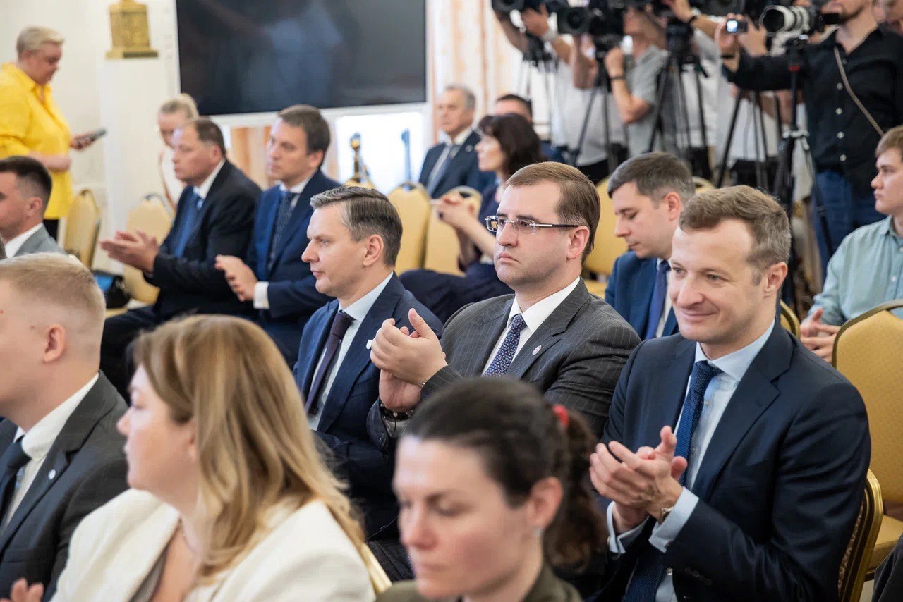 Статс-секретарь – заместитель Министра обороны России, председатель фонда «Защитники Отечества» Анна Цивилева приняла участие в церемонии завершения программы профессиональной переподготовки «Управление городской инфраструктурой и развитием территорий» для ветеранов СВО.     Дипломы героям вручил Министр иностранных дел РФ Сергей Лавров. Также на мероприятии присутствовал ректор МГИМО Анатолий Торкунов.    Программу совместно реализуют Главное управление по обслуживанию дипломатического корпуса при МИД России, Одинцовский филиал МГИМО и фонд «Защитники Отечества». На протяжении двух месяцев 19 героев из Москвы, Санкт-Петербурга, Великого Новгорода, Московской, Нижегородской, Рязанской, Смоленской и Тульской областей изучали государственное управление, методы развития территорий и цифровизации городского хозяйства, получали новые компетенции.     «Итогом обучения стали прикладные проекты, которые разработали ветераны СВО. Инициативы направлены на развитие регионов, малых городов и улучшение качества жизни людей. Вместе с командами губернаторов будем помогать выпускникам в реализации и трудоустройстве, чтобы они могли и дальше приносить пользу государству», – рассказала Анна Цивилева.    Церемония вручения дипломов состоялась в Доме приемов МИД России – одном из уникальных особняков Москвы, над интерьером которого трудился художник Михаил Врубель. Здесь бывали министр Сергей Витте, писатель Антон Чехов, художники Исаак Левитан и Александр Бенуа, певец Федор Шаляпин.   «Защитники Отечества»