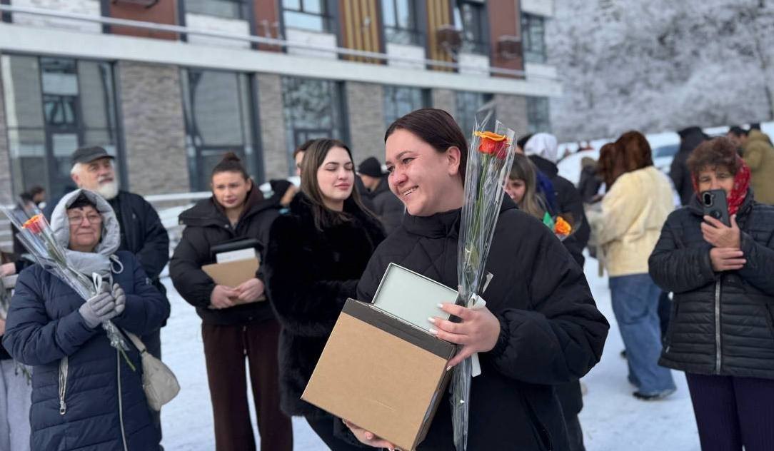 Жилищный вопрос для 17 детей сирот решен в Кисловодске Сегодня им вручили ключи от новых квартир Как сообщил губернатор Владимир Владимиров все помещения готовы для проживания сделан ремонт оборудована кухня установлена сантехника Мы последовательно решаем жилищный вопрос для детей сирот Темп набран неплохой В этом году жильем обеспечены 136 человек Еще 106 получат жилищные сертификаты в первые месяцы 2026 года Особое внимание детям сиротам участникам специальной военной операции С начала СВО им передано 100 квартир в том числе и сегодня ключи получили представители 7 бойцов уточнил глава региона Губернатор заверил что власти региона продолжат работу по обеспечению жильем детей сирот в будущем и последующие годы ГТРК Ставрополье Читайте нас в MAX