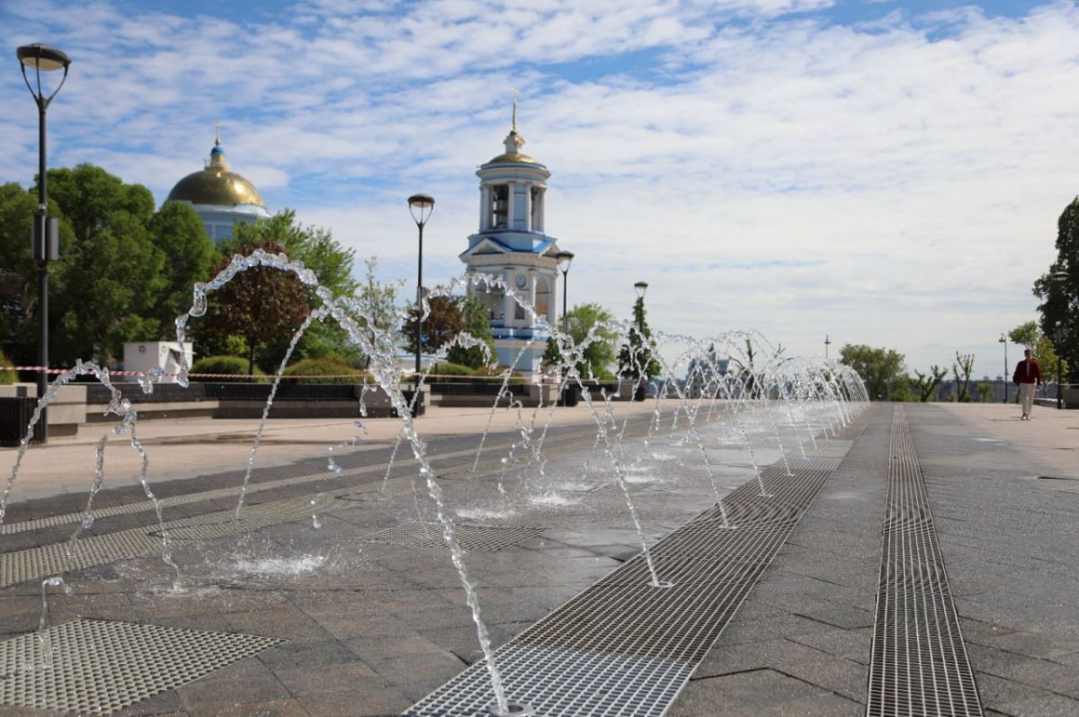 Из-за ремонта временно закроют фонтаны на Советской площади и в Петровском сквере в Воронеже В Петровском сквере выявили дефект в работе оборудования фонтана. Его уже отключили, чтобы заменить систему. Работы проведут в рамках комплексной реконструкции сквера, поэтому летом 2025 года фонтан работать уже не будет. С 1 августа начнется ремонт части светомузыкального фонтана на Советской площади. Другая часть продолжит работать в прежнем режиме. Когда ремонт первой части будет завершен, рабочие приступят к работам на второй части фонтана. ↗ Прислать новость Подписаться