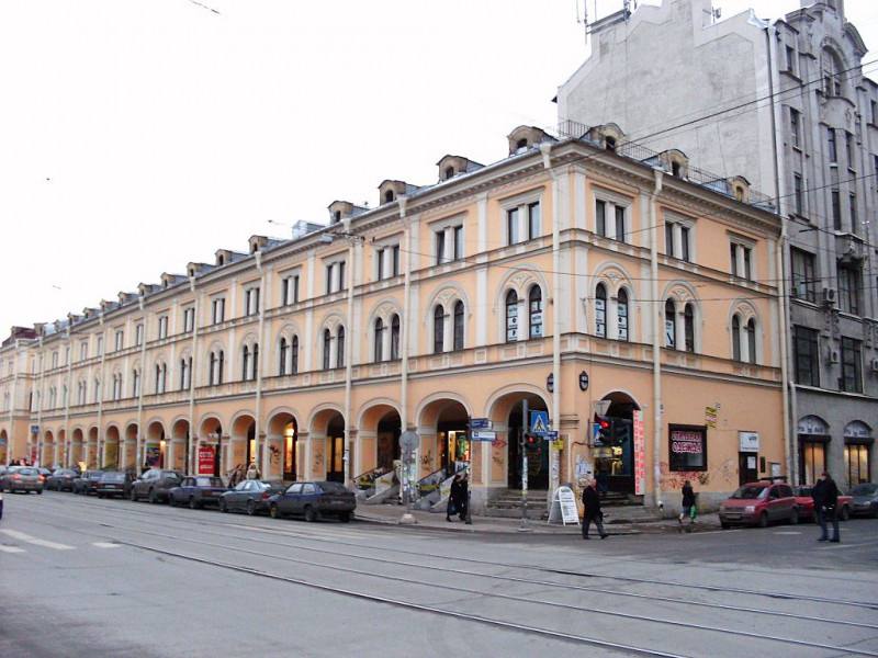 В Петербурге предложили продать Апраксин двор по примеру «Крестов». Город получил бы более 1,6 млрд рублей в результате продажи исторических зданий. Сейчас помещения сдаются в аренду.