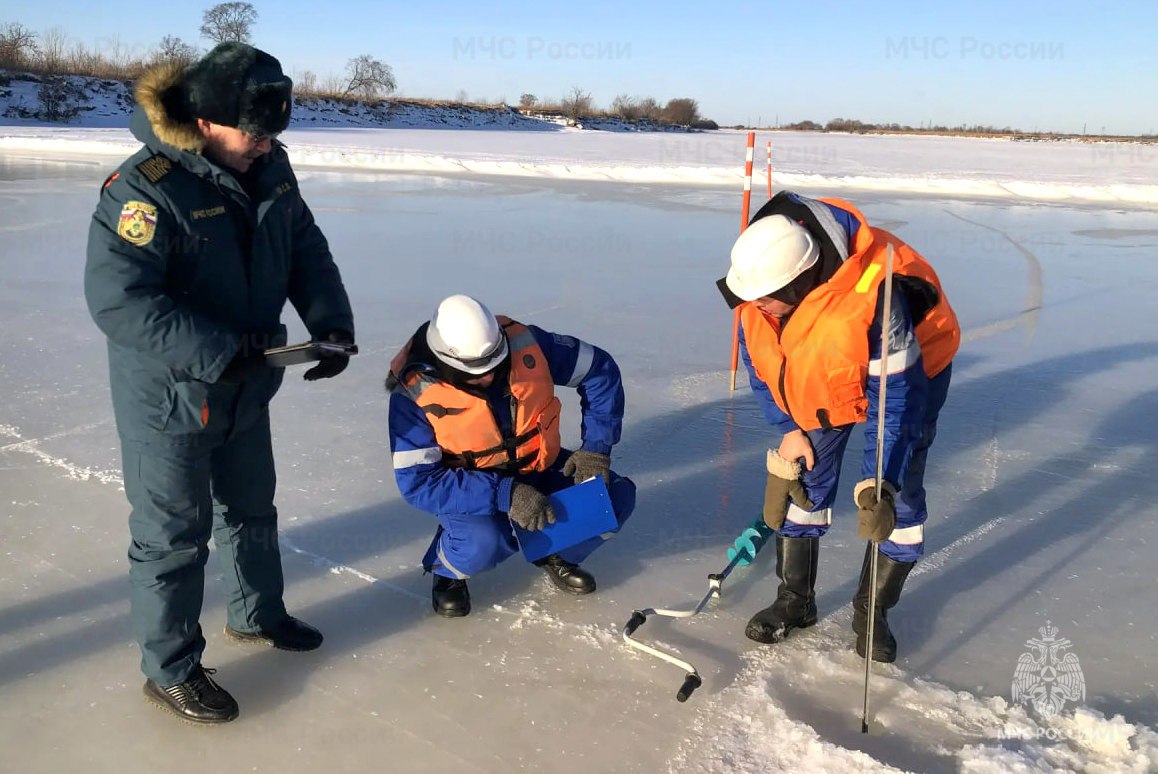В Смидовичском районе открылась ледовая переправа через Тунгуску 18 декабря в районе села Архангеловка начала работу технологическая ледовая переправа для сотрудников нефтепроводной компании Грузоподъёмность до 16 тонн Инспекторы ГИМС провели инструктаж с работниками Переправа будет работать с 8 00 до 18 00 при условии устойчивых морозов Выезд на лёд вне санкционированных трасс строго запрещён и опасен для жизни Нарушителям грозит штраф   отлично спасибо за информацию Подпишись на нас в МAХ