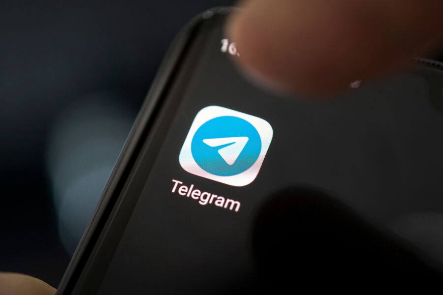 Telegram оштрафовали на 4 млн рублей Таганский суд Москвы оштрафовал мессенджер Telegram на 4 млн рублей за отказ удалить каналы, посвященные гомосексуальным отношениям. Согласно документу, мессенджер признали виновным по статье о неудалении владельцем сайта информации в случае, если обязанность по удалению такой информации предусмотрена законодательством РФ. Всего специалисты Роскомнадзора выявили 10 каналов, посвященных однополым отношениям.