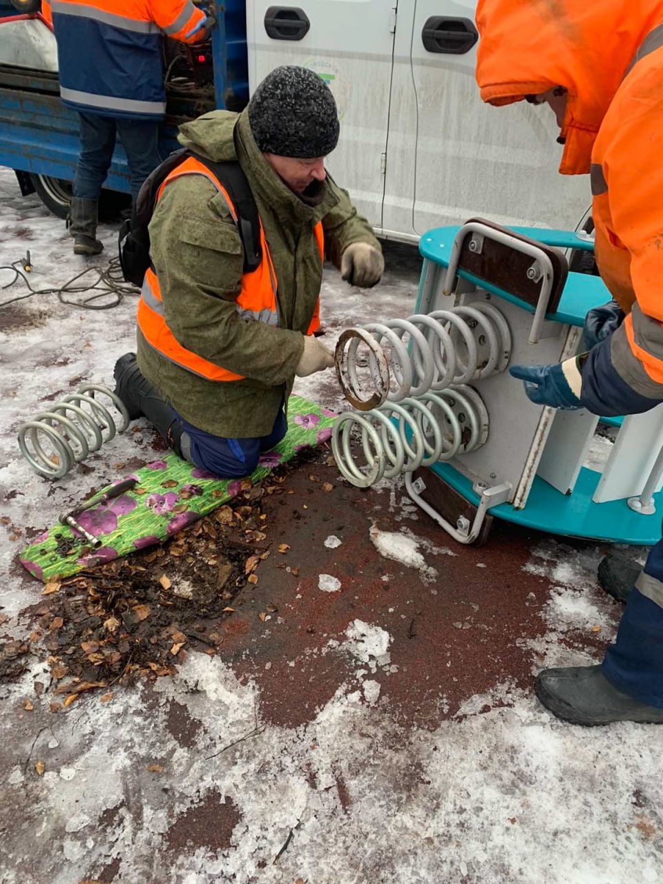 МУП "Городское благоустройство" держит на постоянном контроле состояние детских площадок на закрепленных за предприятием территориях.  Так, специалистами выполнен ремонт оборудования на площади Терехина и в Никольском сквере.