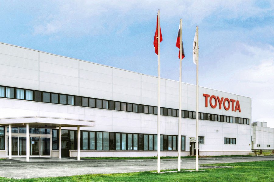 Серийное производство на бывшем заводе Toyota начнется к середине 2026 года после перезапуска завода планируется выпускать 1 тысяч автомобилей в год Сейчас сроки по серийному производству начало середина следующего года Это будет тысяча автомобилей в год после перезапуска Мы транслируем те сроки которые заявляют участники перезапуска Камаз Газпром Минпромторг вместе с партнером сообщил председатель городского комитета Санкт Петербурга Александр Ситов Ранее первый вице премьер РФ Денис Мантуров сообщал что на бывшем заводе Toyota в Петербурге планировалось запустить производство автомобилей Aurus Он сообщал что производитель автомобилей класса люкс Aurus начнет выпуск новой линейки автомобилей бизнес класса на площадке бывшего завода Toyota совместно с зарубежным партнером