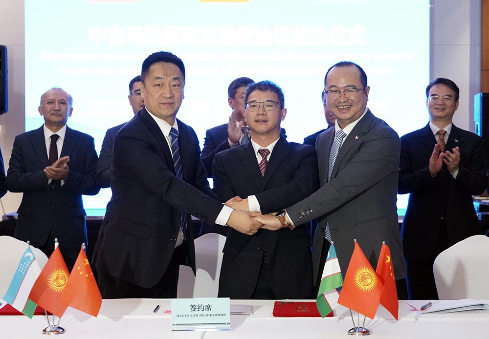 Синдикат банков Китая выделит около 2 3 млрд на строительство железной дороги Китай Кыргызстан Узбекистан Кредит сроком на 35 лет оформлен на совместную проектную компанию трех стран соглашение подписано 16 декабря в Бишкеке Общая стоимость проекта оценивается в 4 7 млрд еще 2 3 млрд будут внесены странами участницами при этом Китай профинансирует 51 Кыргызстан и Узбекистан по 24 5 Магистраль протяженностью около 454 км пройдет по маршруту Кашгар Торугарт Макмал Джалалабад Андижан и позволит сократить путь из Китая на Ближний Восток примерно на 900 км Подробнее на нашем сайте Актуальные новости из Центральной Азии fergananews