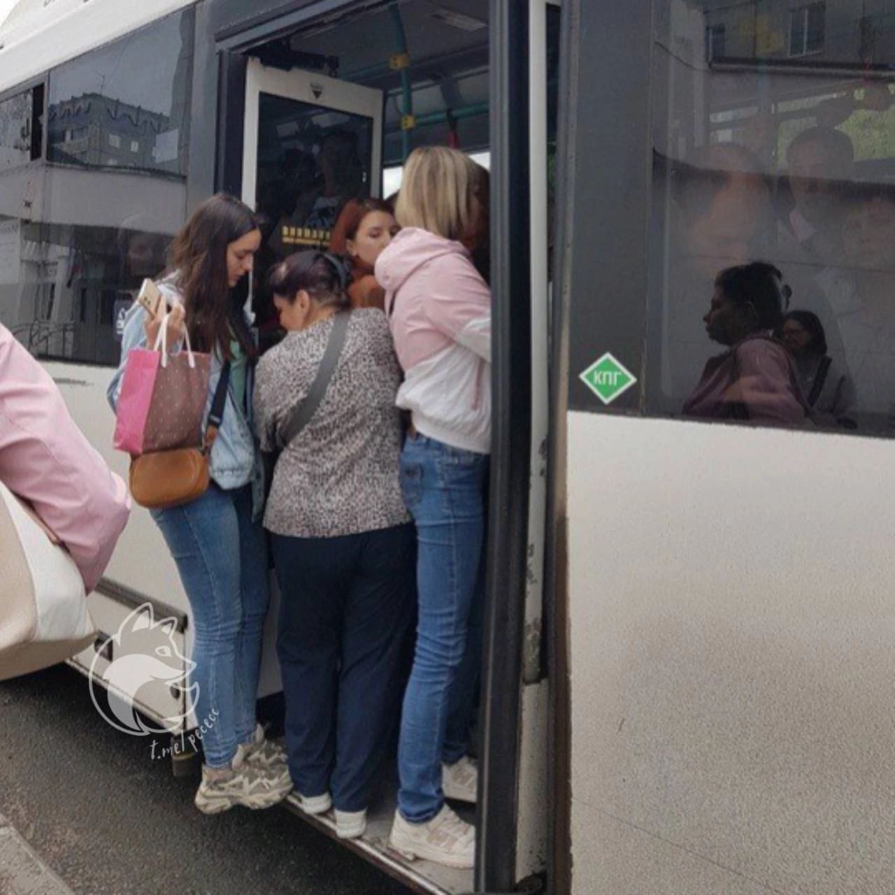 Сыктывкарец отсудил у «Комиавтотранса» деньги за опоздания на работу  Не каждый день увидишь такой иск. Житель Сыктывкара пошёл в суд против «Комиавтотранса». Почему? Автобусы не выходили на маршруты, он опаздывал на работу, поссорился с коллегами, испортил здоровье — в итоге уволили.  В суде мужчина заявил: «Ответчик неграмотно определил пассажиропоток, в салонах была давка, автобусы часто не ездили».  Перевозчик подтвердил: да, в указанные дни автобусы действительно не выезжали — были неисправности. Но на увольнение и здоровье, мол, никак не повлияли.  Суд встал где-то посередине. Признал, что права потребителя нарушены. Итог — компенсация морального вреда 24 тыс. рублей + такси и штраф.  Вот такой урок перевозчику — следите за графиком. А пассажирам — знайте свои права.