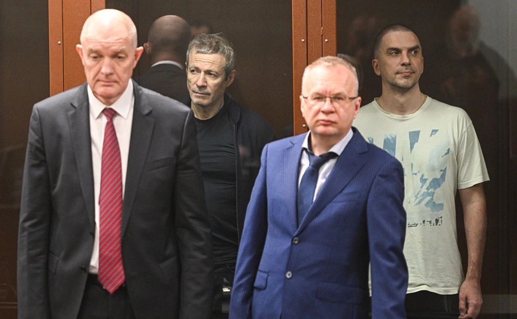 Основателю Русагро Вадиму Мошковичу предъявили новое обвинение в легализации средств Сумма претензий по его делу увеличилась до 86 млрд рублей Как пишут Ведомости завершилось расследование уголовного дела в отношении основателя холдинга Русагро Вадима Мошковича и бывшего главы компании Максима Басова Изначально в уголовном деле речь шла о двух эпизодах ст 201 и ст 159 УК злоупотребление полномочиями и особо крупное мошенничество Но в окончательной редакции обвинения добавились еще две статьи 174 1 УК РФ легализация денежных средств и 196 УК преднамеренное банкротство утверждают два источника близких к следствию При этом обвинение в злоупотреблении полномочиями было исключено Вменяемая Мошковичу и Басову сумма ущерба и размера легализации достигла 86 млрд руб По словам одного из собеседников Ведомостей она включает в себя якобы хищение 85 холдинга Солнечные продукты у Владислава Бурова а также неудовлетворенные требования 18 кредиторов холдинга и размер предполагаемой легализации В итоговом обвинении говорится что Мошкович и Басов обладая информацией о финансово хозяйственном положении группы компаний Солнечные продукты перспективах ее развития и прибыльной деятельности понимали что рыночная стоимость 1020 обыкновенных акций компании Квартлинк холдинговая компания группы составляет 50 085 337 474 46 руб Но в 2018 г они приобрели у структур Бурова право собственности на эти акции по номинальной цене 1 евро шт Сразу после завладения акциями холдинга по версии следствия Мошкович и Басов решили его обанкротить Для этого также в 2018 г у Россельхозбанка были выкуплены права требования к Солнечным продуктам на 34 7 млрд руб Затем искусственно была создана незначительная просрочка по кредиту из за которой предприниматели умышленно организовали предъявление требований о досрочном погашении кредиторской задолженности в размере 608 млн руб В результате банкротства 18 кредиторов Солнечных продуктов не получили выплаты на 7 5 млрд руб После этого рассказывает источник Ведомостей Мошкович и Басов совершили легализацию полученного в результате преступления имущества заключающуюся по версии следствия в участии компаний группы Русагро в открытых торгах по реализации имущества компаний холдинга Солнечные продукты АО Аткарский маслоэкстракционный завод ООО Волжский терминал АО Жировой комбинат в ходе банкротства Победив в торгах группа Русагро купила у названных компаний имущество на сумму свыше 28 6 млрд руб что и называется следствием предметом легализации Басов и Мошкович категорически отвергают предъявленные им обвинения Анонимный Молотников Читайте нас в MAX