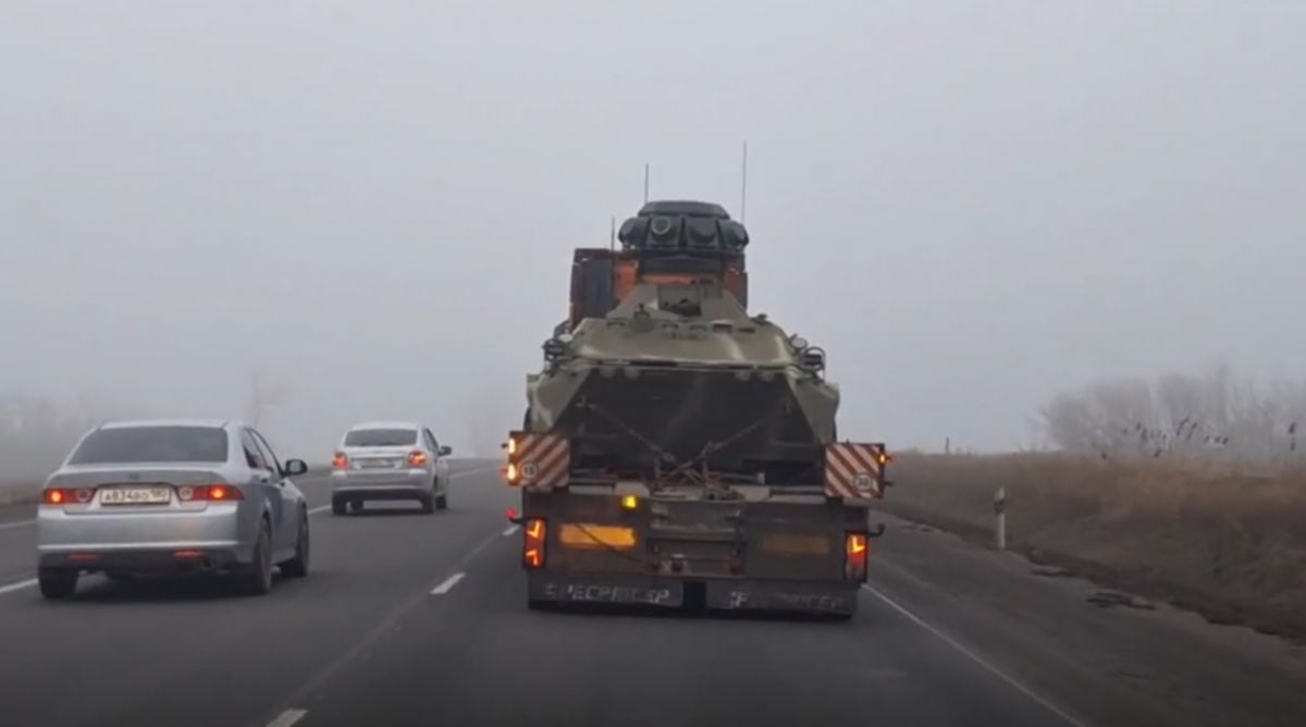 Возрождаются традиции, заложенные во время Великой Отечественной войны — бойцы Барс, воюющие в Запорожской области, получили БТР, приобретенный на пожертвования прихожан из села Санино Владимирской области  «БТР, который мы привезли сегодня, из Владимирской области. Есть такая деревня Санино, в ней есть храм Черниговской иконы Божьей матери. Прихожане этого храма отправляют гуманитарную помощь с самого начала специальной военной операции. Только автомобилей на фронт было отправлено более 120», — рассказал ТАСС протоиерей, заместитель главного священника СВО Петр Гриценко. Священнослужитель отметил, что это традиция, которая была заложена ещё во время Великой Отечественной войны, «когда православная церковь помогала фронту с поставками самолётов, собирала деньги на целые танковые батальоны, например, имени Дмитрия Донского».  БЕЛРУСИНФО   Голос за канал