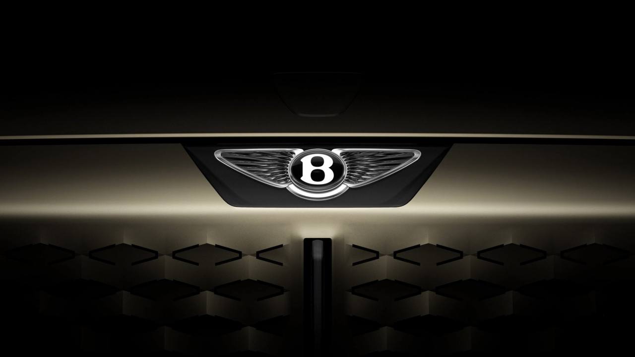 Bentley обновил логотип Бренд обновил свой логотип в пятый раз за более чем столетнюю историю. Первую эмблему в 1919 году придумал друг Уолтера Бентли художник Ф. Гордон Кросби. По его задумке, логотип подчёркивал энергию движения автомобиля. Обновлённая эмблема лишилась пёрышек в нижней части медальона. Что тут скажешь? Очередной авто-ребрендинг после нескончаемой череды за последние несколько лет А мы думали, Bentley впереди планеты всей! На самом деле, на наш взгляд, далеко не лучший пример обновления логотипа... Он хоть и стал выглядеть более современно и даже в некоторой степени футуристично, но ему это не пошло на пользу и весь свой шарм и статусный вид лого потерял. Но пожалуй, этот кейс всё ещё удачнее прошлогоднего кейса Jaguar... А что думаете вы? #Logotipper_news #Bentley #дизайн #логотип #графическийдизайн #редизайн #автомобили #бренды #ребрендинг