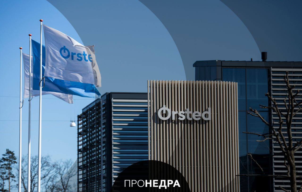 Orsted привлечет 9,4 млрд долларов через выпуск акций на фоне кризиса в отрасли Крупнейший мировой девелопер морской ветроэнергетики Orsted планирует разместить акции на 9,4 млрд долларов с преимущественным правом выкупа для действующих акционеров. Компания заявила о «чрезвычайной ситуации» на рынке США, усугубленной макроэкономическими проблемами и сбоями в цепочках поставок. Неудачи с продажей активов и отмена ряда проектов ослабили финансовое положение компании, что сделало привлечение капитала через эмиссию необходимым для поддержания баланса. Orsted не смогла завершить продажу доли в проекте Sunrise Wind на выгодных условиях после изменений в американской политике ВИЭ. Ранее компания отказалась от проекта Hornsea 4 в Великобритании из-за роста затрат и ставок. Контрольный акционер, правительство Дании, поддержит выпуск, а неразмещенные бумаги гарантированы Morgan Stanley. Пронедра/Подписывайся