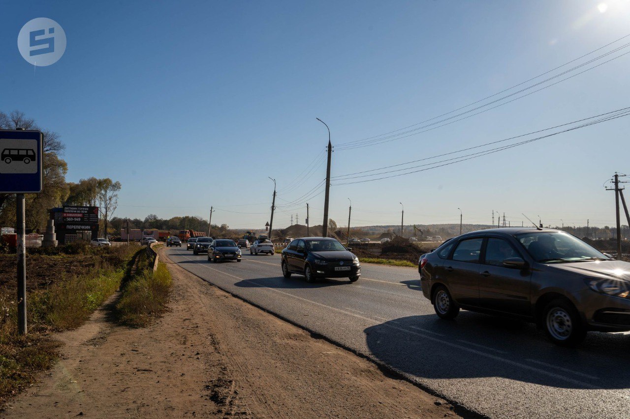 В августе 2025 года стартовала реконструкция трассы Ижевск Аэропорт Сейчас дорога находится на пределе своей пропускной способности поэтому работы начаты своевременно Проект масштабный и включает в себя не только расширение проезжей части но и обустройство путепровода новых развязок и расширение моста Подробнее как дорога которая собирает большие пробки превратится в трассу с бесперебойным движением можно узнать в нашем материале