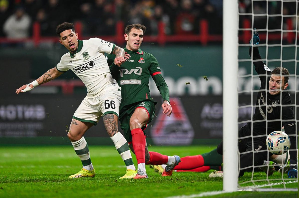 Краснодар сыграл вничью с Локомотивом и сохранил лидерство в РПЛ Матч 16 го тура в Москве закончился со счетом 1 1 Хозяева открыли счет на 11 й минуте отличился Александр Руденко На 15 й Дуглас Аугусто забил после нескольких добиваний На 76 й минуте гости не смогли реализовать опасную контратаку Сесар Монтес головой отбил мяч летевший в ворота после удара Никиты Кривцова Капитаном Локомотива был лучший бомбардир РПЛ Алексей Батраков Краснодар Подписаться на РБК Спорт