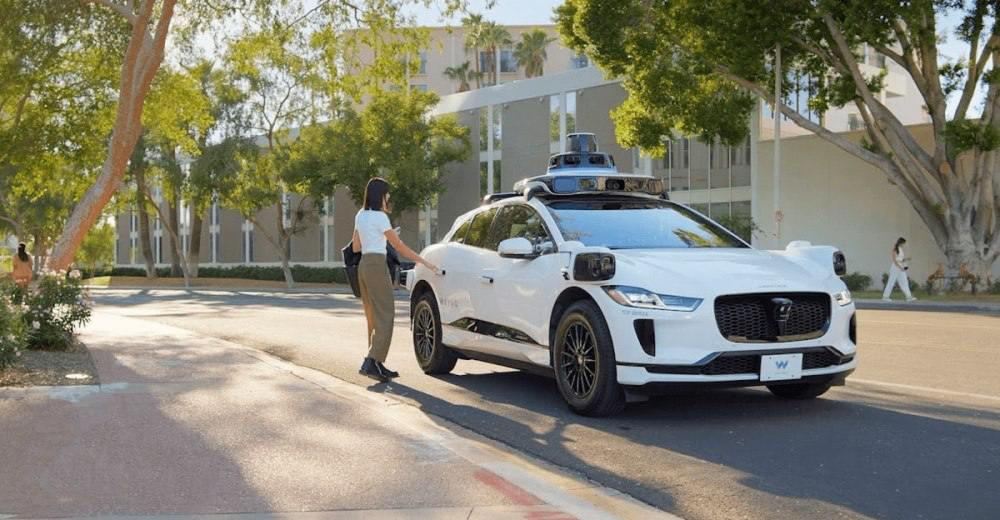 Сервис беспилотных такси Waymo получил инвестиции в размере $5,6 млрд, которые будут направлены на совершенствование ИИ-системы автономного вождения. В число инвесторов вошли компании Andreessen Horowitz, Fidelity, Tiger Global и другие.  Как сообщает CNBC, Waymo остаётся единственной компанией в США, которая управляет коммерческим сервисом роботакси в нескольких крупных городах одновременно.  Бизнес точка