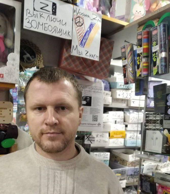 Суд заменил условный срок на реальный владельцу книжного магазина обвиняемого по статье о военных фейках за посты во ВКонтакте Костромской областной суд изменил приговор владельцу магазина КнижОчки в Солигаличе Яну Куликову заменив условный срок на 5 лет колонии общего режима передает наш корреспондент в суде Сам Куликов на заседание не явился поскольку ухаживает за больной матерью Суд постановил взять его под стражу при задержании В декабре 2023 Куликова приговорили к полугоду исправительных работ Поводом стали два поста во ВКонтакте об обстреле российской армией городов Украины Суд апелляционной инстанции сократил срок на месяц однако в кассации приговор был отменен и дело вернули в прокуратуру добавив к обвинению мотив политической ненависти 11 сентября 2025 года Чухломской суд приговорил Куликова к 5 годам лишения свободы условно однако прокуратура обжаловала приговор В апелляционной жалобе заместитель прокурора Костромской области Чернова просил заменить условный срок на реальный увеличив его с 5 до 6 лет По мнению гособвинителя судом были переоценены смягчающие обстоятельства и положительные характеризующие Куликова Прокурор Сергей Шепелев указал на наличие у подсудимого административных правонарушений а также отметил что ранее Куликов уже был привлечен к ответственности по другой части этой же статьи но после ужесточения обвинения получил более мягкое наказание Адвокат Иван Тамаров возразил против представления прокурора и заявил что сторона защиты хоть и не обжаловала приговор не согласна с ним и просит его отменить а уголовное преследование Куликова прекратить Защитник отметил что судом не была доказана заведомая ложность распространенных сведений Куликов не отрицал что разместил публикации но нет ни одного доказательства что ему было известно об их ложном характере Адвокат добавил что его подзащитный хоть и не был согласен с приговором уже отбыл по нему наказание и имеет положительные характеристики с места где его отбывал ни разу не нарушил назначенную меру пресечения и в настоящее время живет в Солигаличе где воспитывает детей ухаживает за больной матерью занимается предпринимательством создает рабочие места и платит налоги Судебная коллегия Костромского областного суда не вняла доводам защиты и заменила условный срок на реальный постановив при задержании отправить Куликова в колонию общего режима и зачесть отбытые им 5 месяцев исправительных работ из расчета три дня за один Фото соцсети