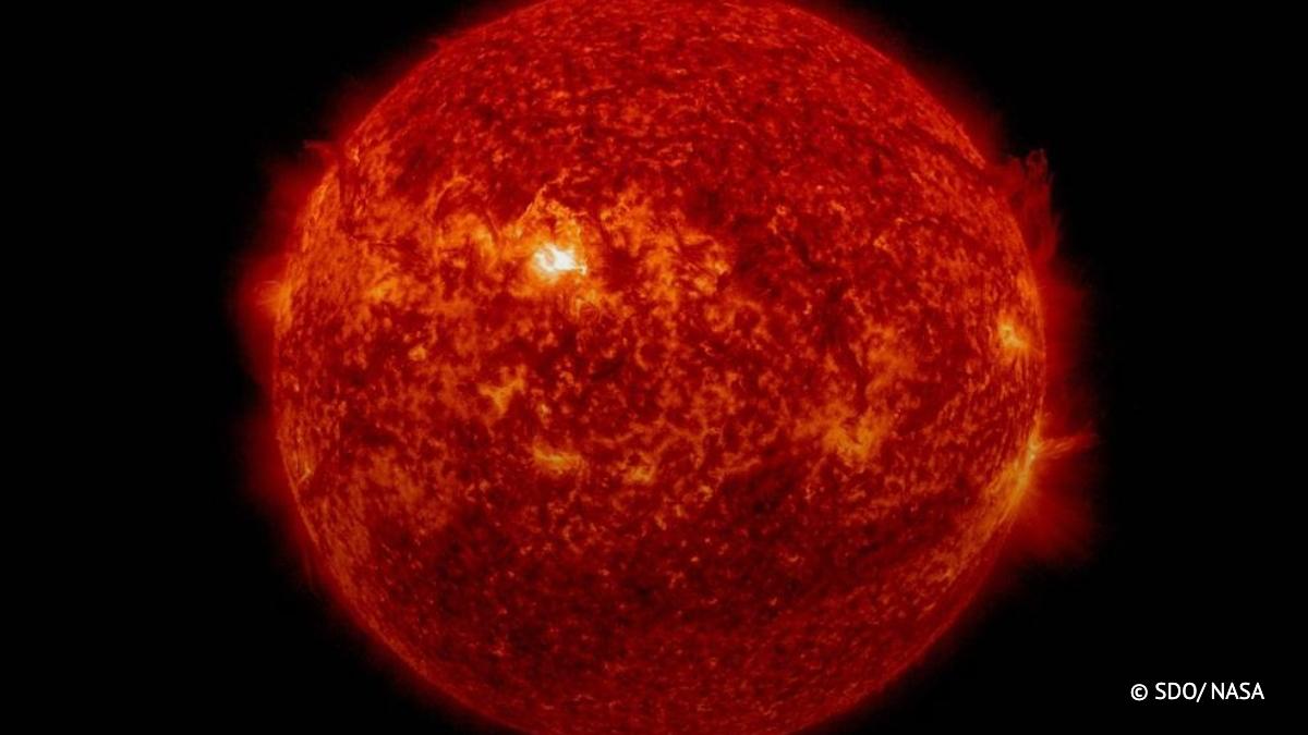 В выходные на Солнце возможны крупные вспышки, сообщают в ИКИ РАН и ИСЗФ СО РАН.  Причиной повышенной вероятности вспышек уровня M и X является формирование на Солнце двух новых активных областей.      / Наука