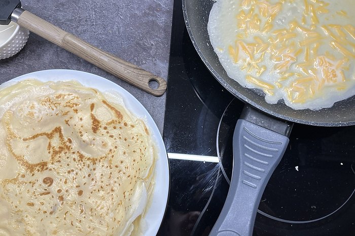 Врач рассказала сколько блинов можно съесть за один раз Два три блина в день без вреда для здоровья могут позволить себе люди у которых нет хронических заболеваний желудочно кишечного тракта Об этом РИА Новости сообщила врач гастроэнтеролог нутрициолог и терапевт высшей категории из Кемерово Анастасия Галеева По её словам блины являются достаточно калорийным блюдом поэтому для безопасной нагрузки на ЖКТ лучше ограничиться 2 3 штуками и употреблять их в первой половине дня Если же речь идёт о пациентах с хроническими заболеваниями необходим индивидуальный подход В целом один два блина в день не нанесут вреда однако при сахарном диабете или обострении болезней желудочно кишечного тракта от этого блюда рекомендуется отказаться В 2026 году Масленицу будут отмечать с 16 по 22 февраля uralweb ru