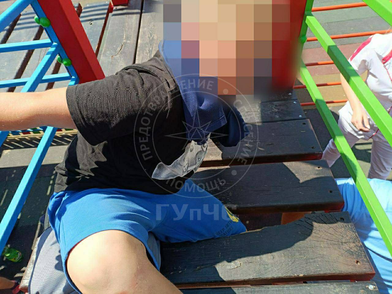 Случай на детской площадке  В столице, на улице 1 Мая, 8 августа потребовалась помощь спасателей мальчику, который играл на детской площадке. Его нога попала в щель между досками деревянного мостика и застряла.   Очевидцы позвонили на номер 101. Чуть позже к месту происшествия подбежала мать ребёнка.   Прибывшие на место столичные спасатели с помощью гидравлических ножниц разжали доски и благополучно освободили ногу. Мальчик с мамой пошёл домой.     Пресс-центр МВД ПМР