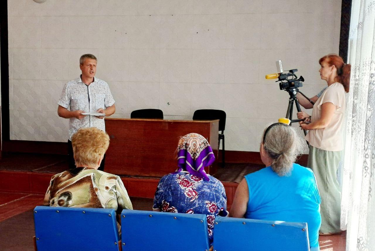 Специалисты экологического оператора консультируют в сёлах Скадовского округа  По поручению Губернатора Херсонской области Владимира Сальдо специалисты ГБУ ХО «Экологический оператор Херсонской области» провели выездные консультации для жителей сёл Шевченко и Широкое Скадовского округа  Цель встреч – прямой диалог с жителями и оперативное решение актуальных экологических проблем. Специалисты экооператора детально обсудили с сельчанами ключевые вопросы экологической повестки.  Особое внимание уделялось организации вывоза твердых коммунальных отходов: процедуре заключения договоров, обеспечению бесперебойности услуги и прозрачности тарифной политики. Не менее важной темой стала борьба с сорной растительностью – жителям разъяснили необходимость своевременной очистки территорий от опасной амброзии, вызывающей массовые аллергические реакции.  Отдельно обсуждалась экологическая ответственность местного бизнеса в сфере обращения с отходами производства. Жители активно делились проблемами несанкционированных свалок, совместно со специалистами ища пути их ликвидации и профилактики.  «Прямой диалог с жителями – основа эффективной экологической политики. Такие встречи позволяют не только разъяснять нормативы, но и слышать реальные боли людей. В Шевченко и Широком мы увидели искреннюю заинтересованность в решении проблем – это лучшая мотивация для нашей работы», – отметили в ГБУ ХО «Экологический оператор Херсонской области».  В ходе консультаций специалисты предоставили исчерпывающие ответы на все вопросы, детально разобрали нормативные требования и совместно с жителями наметили конкретные шаги по улучшению экологической ситуации в сёлах.  Выездные консультации – важный инструмент реализации экологической стратегии региона. Они позволяют оперативно реагировать на запросы населения, формировать партнёрские отношения с жителями и бизнесом, а также объединять усилия для поддержания чистоты и благоустройства наших территорий. Работа в Скадовском округе продолжается в рамках исполнения поручений губернатора!
