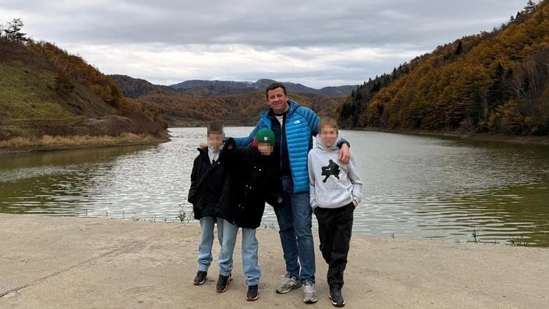 Сахалинец скончался от анафилактического шока после визита к стоматологу Успешный предприниматель семьянин и отец четверых детей Евгений Коновалов улетел на лечение зубов в частную клинику Хабаровска но через два часа после начала операции оказался в тяжелейшей коме Подробности трагедии читайте на нашем сайте Подписаться на нас Telegram I MAX Прислать нам новость Sakhonlinebot