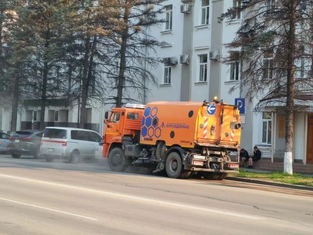 Очистка и озеленение Биробиджана продолжается В рамках городского озеленения и подготовки клумб два сотрудника с двумя телегами и погрузчиком заняты прополкой и чисткой клумб а также подвозом земли к филармонии С обеда к работе приступают пять человек они будут высаживать цветы на клумбах у филармонии создавая яркое цветочное убранство Еще три сотрудника заняты подготовкой клумбы для посадки цветов на кольцевом перекрестке улицы 40 лет Победы Коммунальные службы продолжают планомерную уборку В ручном режиме проходит сбор мусора на остановках общественного транспорта Двое сотрудников наводят порядок на городских площадях На улице Пионерской развернуты работы по благоустройству четверо рабочих косят траву а двое собирают скошенную растительность и мелкий мусор за косарями Пять человек занимаются сбором случайного мусора по всему городу Один большой пылесос продолжает очистку прибордюрных зон от песка скопившегося после зимы Техника работает на проспекте 60 летия СССР ул Ленинградской Калинина Пушкина и Миллера биробиджан мэриябиробиджана КоммунальныеСлужбы УборкаГорода