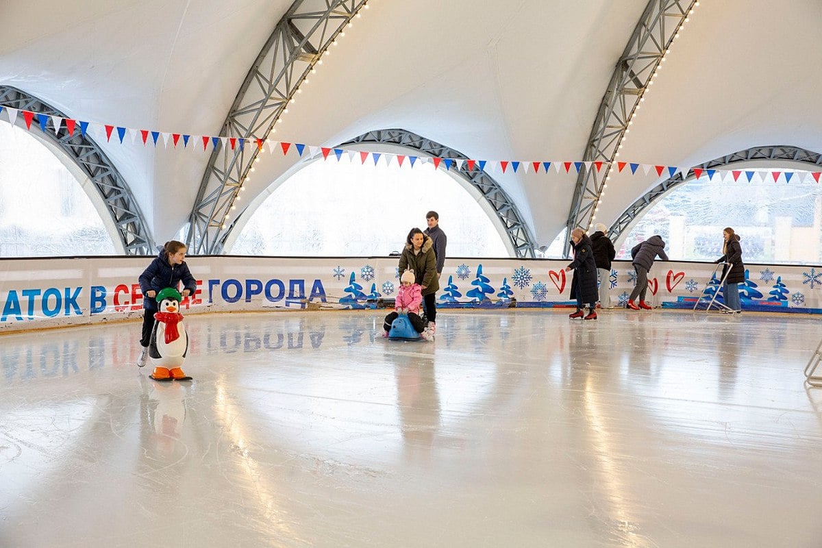 Каток в центре Ставрополя проработает до 16 марта  Об этом сообщили в городской администрации.  Во время новогодних праздников ледовый каток на площади Ленина посетили почти 16 тыс. человек, а с момента его открытия на лёд вышли более 34 тыс. горожан.  Около 24 тыс. из них катались бесплатно — это дети до 14 лет, дошкольники в сопровождении взрослых и члены семей участников СВО.