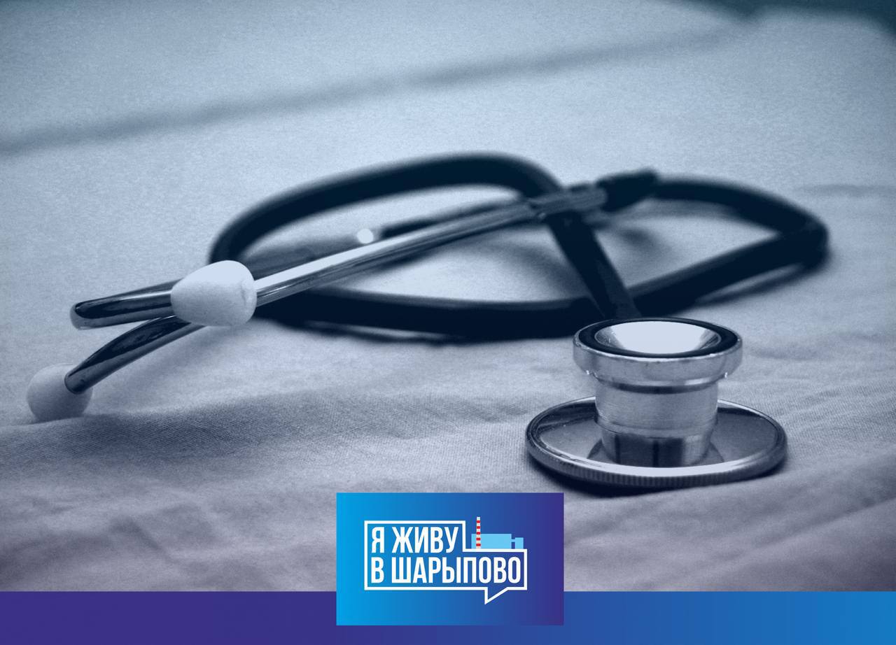 Реформа здравоохранения в крае что изменится и чего опасаются жители На минувшей неделе в правительстве Красноярского края обсудили концепцию реформы регионального здравоохранения Министерство представило идею создания медицинских округов крупных центров вокруг которых объединят районные больницы поликлиники и ФАПы По задумке это позволит сделать передовые технологии и качественное лечение доступными для всех жителей региона Межрайонные центры в опорных городах станут центрами современных технологий а к ним будут привязаны районные больницы поликлиники и ФАПы При этом как подчеркнули в ведомстве действующая структура медучреждений сохранится а доступность медицины на селе будет поддерживаться выездами врачей из окружных центров Однако вместе с ожидаемыми плюсами у такой реформы есть и возможные риски Во первых новая система предполагает укрупнение и централизацию сложные операции и диагностику перенесут в межрайонные центры Это может означать что жителям небольших районов придётся ездить дальше чтобы получить квалифицированную помощь Во вторых малые больницы потеряют часть самостоятельности и могут столкнуться с оттоком кадров специалистов будут концентрировать в крупных городах Для сёл это особенно чувствительно там и без того не хватает врачей Кроме того успех реформы во многом зависит от логистики если не наладить транспорт выезды врачей и систему скорой помощи то люди в отдалённых территориях рискуют остаться на обочине новой медицины Реформа часть общей федеральной тенденции на укрупнение и централизацию Для губернатора Михаила Котюкова это важный имиджевый проект но жителям сёл важно чтобы доступность медицины не стала жертвой эффективности