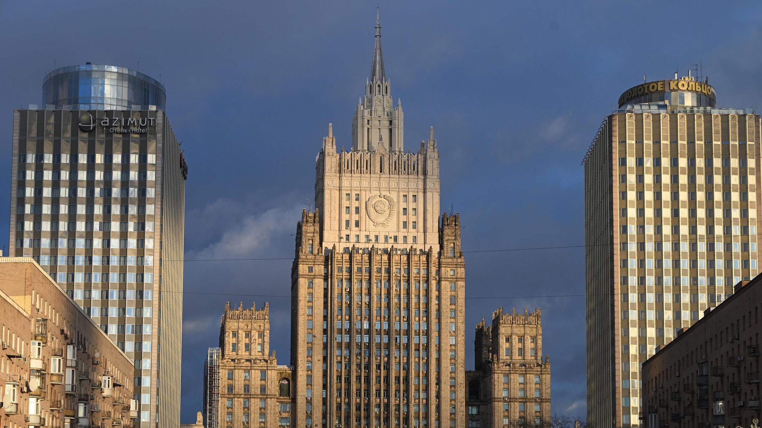 Российские дипломаты торжественными церемониями отметят во вторник День дипломатического работника современный праздник с многовековой предысторией Сотрудники МИД России включая главу министерства Сергея Лаврова отдадут во вторник дань памяти дипломатам прошлых лет Среди них бывший глава МИД России Евгений Примаков народный комиссар и министр иностранных дел СССР Вячеслав Молотов и сотрудники комиссариата погибшие на фронте в годы ВОВ В здании МИД к мемориальным доскам с именами павших а также к могилам дипломатов на кладбищах Москвы в этот день ожидается возложение цветов Кроме этого по случаю праздника проводится торжественное собрание коллектива МИД