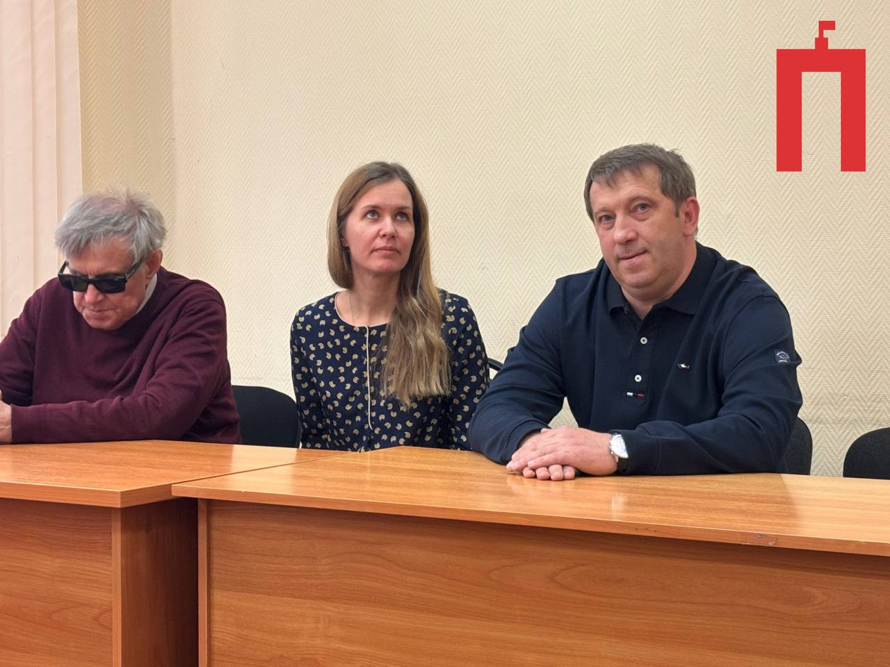 Осужденный воронежский политтехнолог Роман Жогов вслед за прокуратурой подал жалобу на приговор Судья Центрального райсуда Воронежа Валентина Парадовская 21 апреля вынесла приговор Жогову по делу о мошенничестве и назначила наказание в виде двух лет в колонии общего режима. В срок ему зачли время в СИЗО, домашний арест и запрет определенных действий. По подсчетам защиты, со дня приговора ему оставалось бы сидеть 94 дня. Ожидаемо апелляционное представление подала прокуратура, которая запрашивала для Жогова семь лет лишения свободы. В апелляции гособвининение будет настаивать на ужесточении срока. Адвокаты и сам Жогов после этого тоже подали апелляционные жалобы. «Когда мы увидели, что в представлении прокуратуры вновь просят семь лет, и что они это представление подали 22 апреля на следующий день после оглашения приговора , то поняли, что и нам нельзя не подавать жалобы. Наша жалоба – по сути повторное изложение тех доводов, что были в прениях, поскольку все нарушения, о которых мы говорили, перекочевали в приговор суда», – рассказала «Площади» адвокат Олеся Алимкина. Романа Жогова осудили за фиктивное трудоустройство супруги на опытно-механический завод бывшего коллеги Александра Провоторова, который платил ей зарплату, считая, что эти средства идут на финансирование реготделения «Единой России». Защита Жогова настаивала на его невиновности и ненадлежащем определении потерпевшего по делу. Незадолго до приговора суд заменил потерпевшего – Провоторова на завод. Подписывайся на «Площадь»