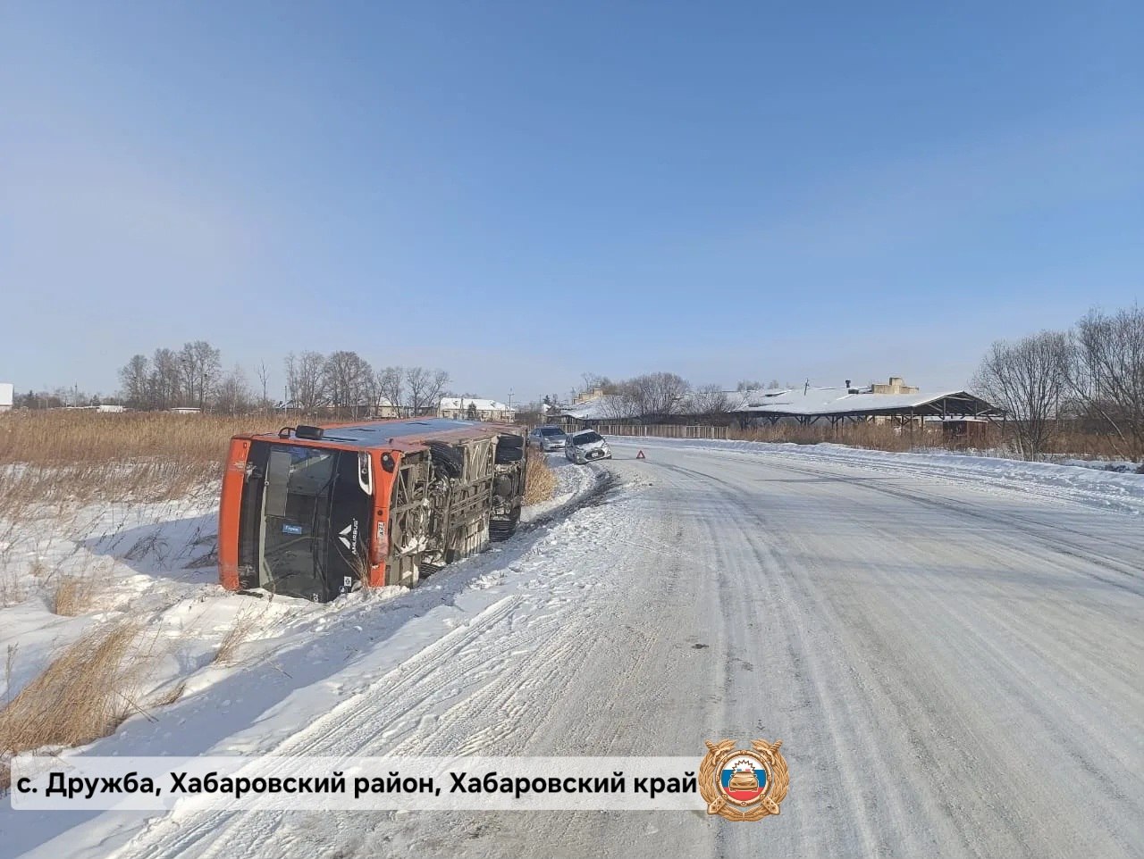 При опрокидывании автобуса в Хабаровском районе никто не пострадал По предварительным данным сегодня в 10 45 в районе дома 1б ул Центральной селы Дружба водитель автобуса рейсового маршрута 102 мужчина 1989 года рождения двигаясь со стороны села Дружба в сторону села Некрасовка не обеспечил постоянный контроль за движением транспортного средства допустил съезд в правый кювет по ходу движения с последующим опрокидыванием В момент ДТП пассажиров в автобусе не было Сам водитель автобуса не пострадал На месте работают сотрудники районной Госавтоинспекции Обстоятельства устанавливаются сводкадтп происшествия гаи дтп нарушения пдд Хабаровский край Госавтоинспекция Хабаровского края