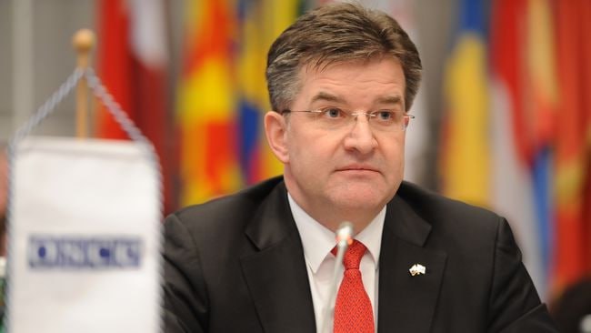 Премьер министр Словакии Роберт Фицо объявил о своем решении принять отставку своего советника ранее занимавшего пост министра иностранных дел Мирослава Лайчака который фигурирует в материалах связанных с делом Эпштейна Фицо подчеркнул что Лайчак повел себя как большой дипломат и выразил признательность за его решение прекратить участие в своей работе Ранее в ноябре 2025 года Фицо не исключал возможности ухода Лайчака в случае появления новых компрометирующих сведений