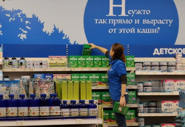 Роспотребнадзор Объем нелегальной продукции в России упал до 9 Доля нелегальной продукции в России снизилась с 30 до 9 Это произошло благодаря цифровой маркировке товаров сообщил Роспотребнадзор В отдельных товарных группах эффект еще более заметен объем нелегального рынка парфюмерии уменьшился в пять раз Уточняется что по состоянию на октябрь этого года специалисты проверили свыше 2 22 млн единиц товаров на соответствие требованиям маркировки Им не соответствовали 25 проверенной продукции в магазинах Всего с прошлого года Роспотребнадзор провел более 250 тысяч профилактических мероприятий К административной ответственности были привлечены 21 3 тысячи лиц а более 3 8 тысячи материалов по фактам оборота нелегальной продукции отправлено в суд При этом добавили в ведомстве доля продаж с нарушениями разрешительного режима упала в 2 65 раза с нарушением правил регистрации в системе маркировки в 3 74 раза с не зарегистрированными в системе маркировки товарами в 2 4 раза