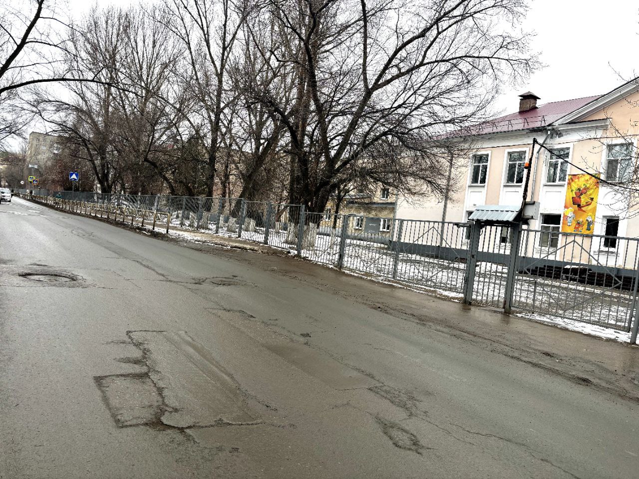 В Саратове по новому нацпроекту отремонтируют дорогу к школе, стадиону и травмпункту  За счет средств нацпроекта «Инфраструктура для жизни» дорожники приведут в нормативное состояние улицу Бережная  Дорога протяженностью 520 м находится в Ленинском районе, она соединяет две крупные магистрали: ул. Панфилова и ул. Гвардейская. Дорога ведет к школе № 72, травмпункту, стадиону «Салют».   Окончание работ, согласно контракту, запланировано на конец августа. Дорожникам предстоят следующие этапы: фрезерование устаревшего покрытия, установка бортового камня, асфальтирование проезжей части в два слоя, нанесение дорожной разметки.   Мероприятия улучшат транспортную доступность Ленинского района, обеспечат больший комфорт местным жителям.  Напомним, губернатор Саратовской области Роман Бусаргин проинформировал, что в этом году по национальному проекту «Инфраструктура для жизни» в Саратове отремонтируют 15 участков дорог общей протяженностью 19 км.