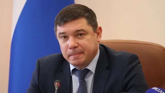 Евгений Первышов: Жители уезжают из Тамбовской области из-за низких зарплат Врио губернатора Тамбовской области Евгений Первышов на оперативном совещании в понедельник, 21 июля, второй раз за месяц высказался о проблеме отъезда жителей из региона. Господин Первышов заявил, что тамбовчане уезжают в другие области из-за низких зарплат в госсекторе и на предприятиях. «Надо остановить отток населения из области. Постоянно обсуждаем эту тему с моими заместителями. Одна из главных причин оттока трудоспособного населения из нашего региона — размер зарплаты. Заработная плата в области у нас еще, конечно, остается низкой. В реальном секторе экономики этот вопрос будем решать совместно с руководителями предприятий и инвесторами. Продолжим создавать высокопроизводительные рабочие места на действующих и на новых предприятиях, которые будем открывать. А повышение заработной платы бюджетников полностью, конечно же, находится в зоне нашей ответственности. Нам необходимо доводить зарплаты до среднероссийского уровня»,— сказал господин Первышов на планерке. Фото: Константин Франовский/Коммерсантъ Подписывайтесь на «Ъ-Черноземье»