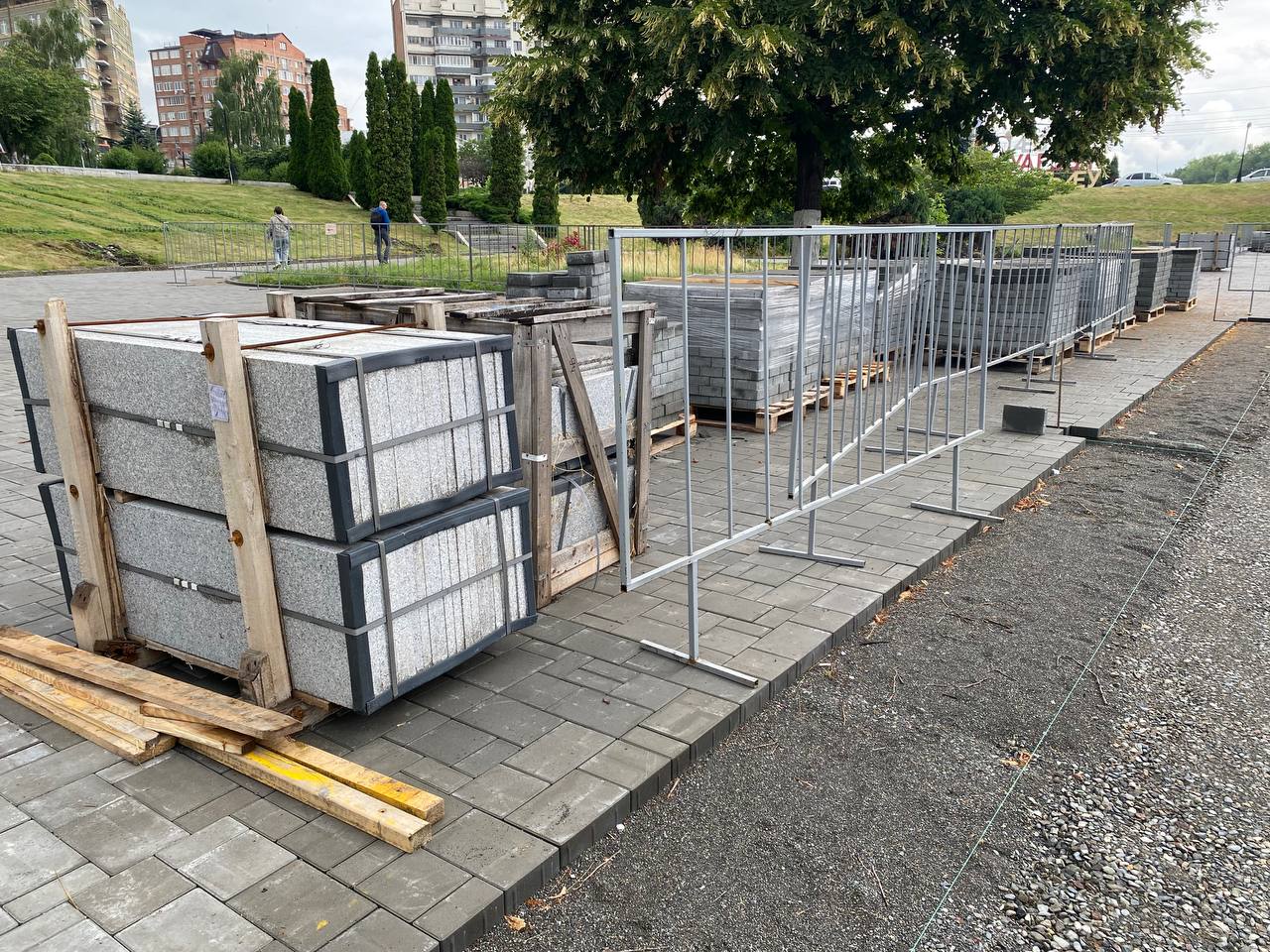 Во Владикавказе продолжается благоустройство набережной Терека в районе памятника Иссе Плиеву. Специалисты укладывают брусчатку и бордюры. Здесь также установят современные опоры освещения, удобные лавочки, урны. Появятся и скамейки-качели. Все зеленые насаждения сохранят. Также заменят парапет. Новые элементы, выполненные из архитектурного бетона, будут чередоваться с кованными деталями. Благоустройство проходит в рамках федерального проекта «Формирование комфортной городской среды» нацпроекта «Инфраструктура для жизни». Фото: МинЖКХ.
